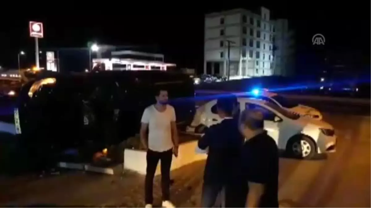 Düzensiz göçmenleri taşıyan araç kaza yaptı: 14 yaralı