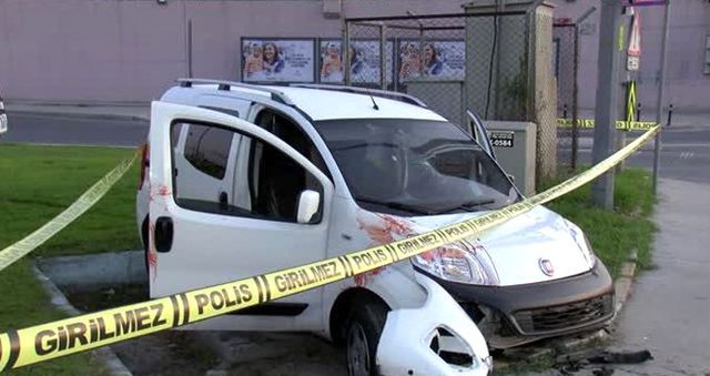 İstanbul'da kaza yapan araçtaki kurşun izleri polisi harekete geçirdi