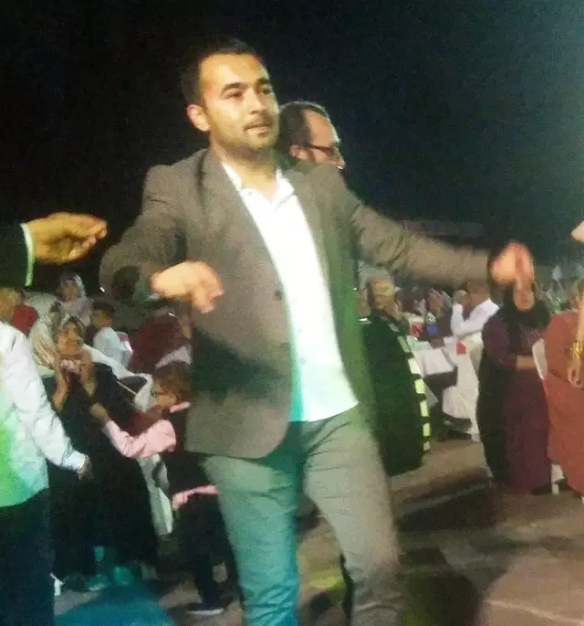 Kaymakam Okatan, korumasının düğününde yöresel oyunlar oynadı Kaymakam Okatan, korumasının düğününde yöresel oyunlar oynadı
