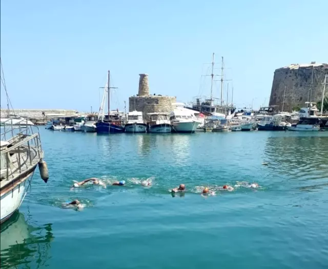 Mersin'den Kıbrıs'a kadar yüzerek geldiler