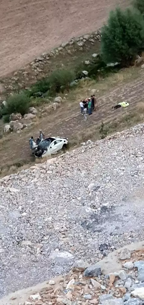 Otomobil 170 metrelik uçuruma yuvarlandı: 1 ölü, 1 yaralı Otomobil 170 metrelik uçuruma yuvarlandı: 1 ölü, 1 yaralı