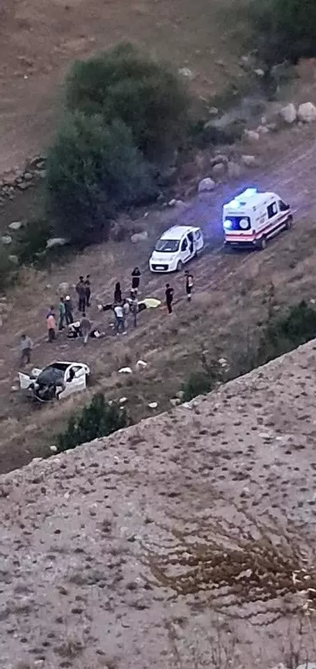Otomobil 170 metrelik uçuruma yuvarlandı: 1 ölü, 1 yaralı Otomobil 170 metrelik uçuruma yuvarlandı: 1 ölü, 1 yaralı