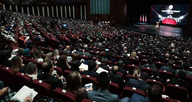 Son Dakika: Cumhurbaşkanı Erdoğan'dan yönetim sistemi eleştirilerine yanıt: Devletin başı tehdit değil, birleştirici güç