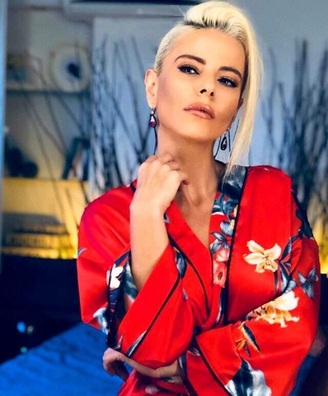 Yeşil mayasuyla verdiği pozu paylaşan Simge'ye takipçilerinden 'Sarı civciv' yorumu