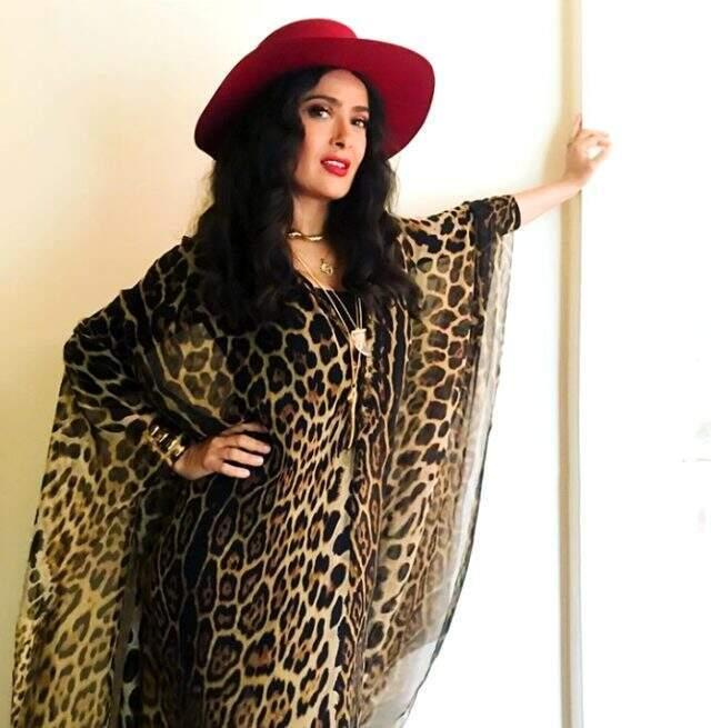 Yıldız oyuncu Salma Hayek, 53'üncü doğum günü müjdesini mavi bikinili pozuyla verdi