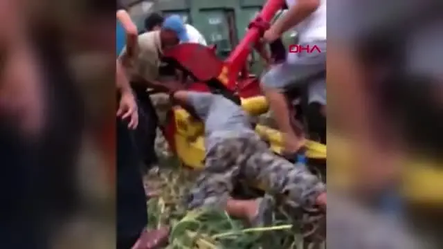 Ailesine yardım eden askerin kolu silaj makinesine sıkışarak koptu Ailesine yardım eden askerin kolu silaj makinesine sıkışarak koptu