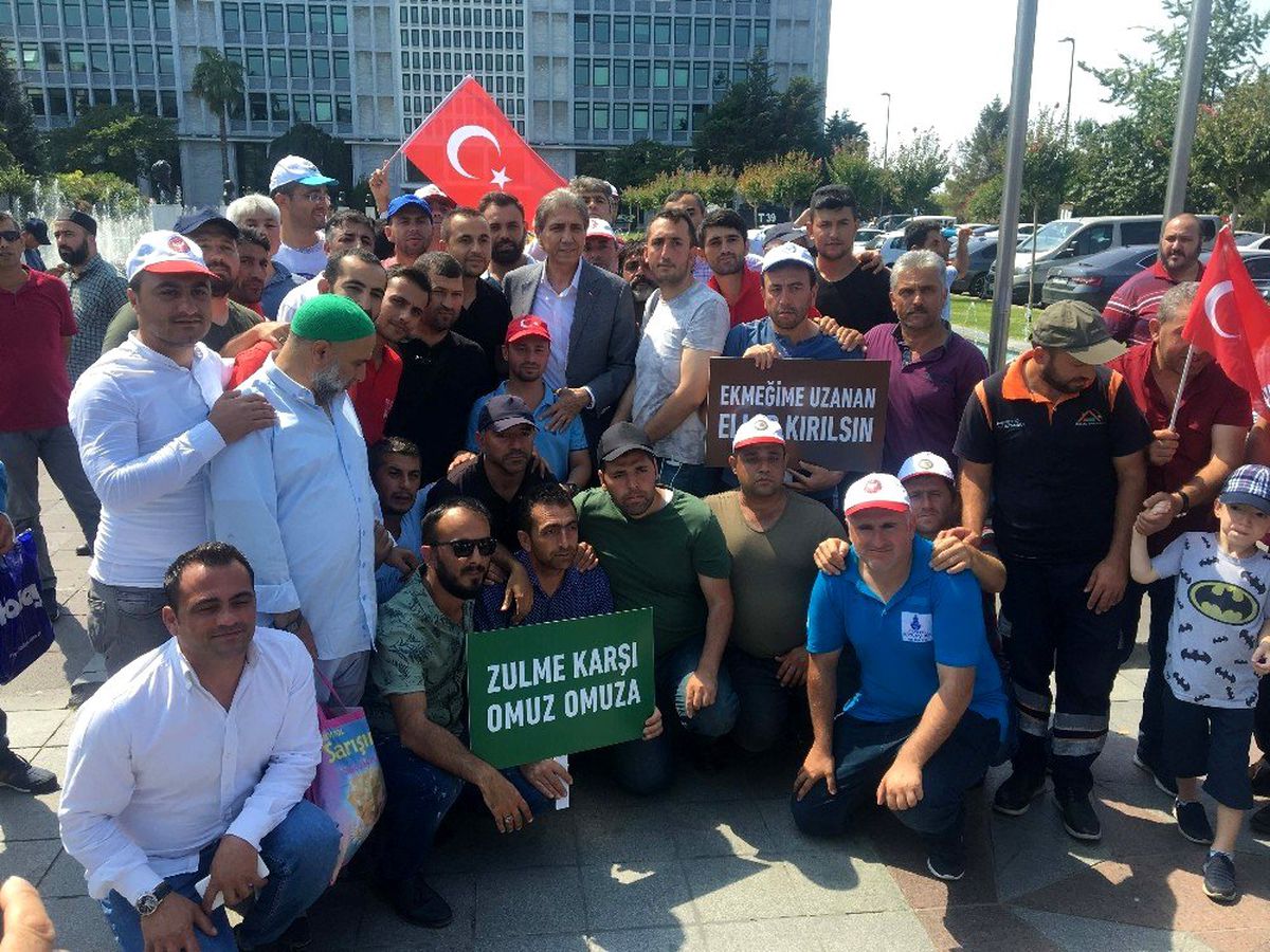 AK Parti'den işten çıkarıldıkları için İBB önünde eylem yapan eski çalışanlara destek geldi