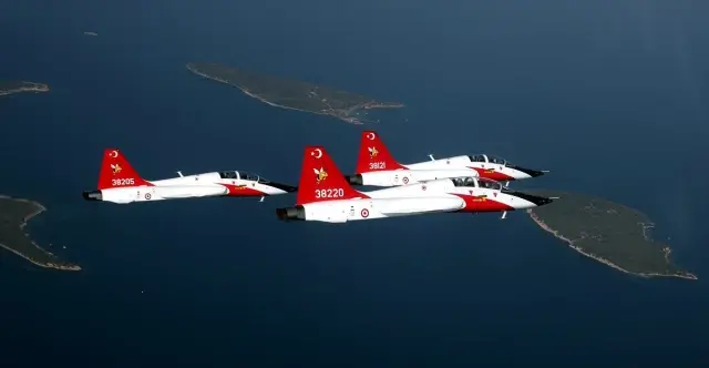 Akar'dan Ege Denizi üzerinde uçuş
