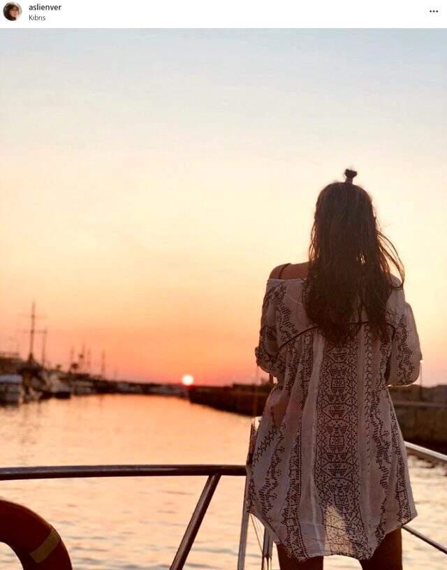 Aslı Enver'in tatil paylaşımındaki tek taş yüzük detayı hayranlarını heyecanlandırdı