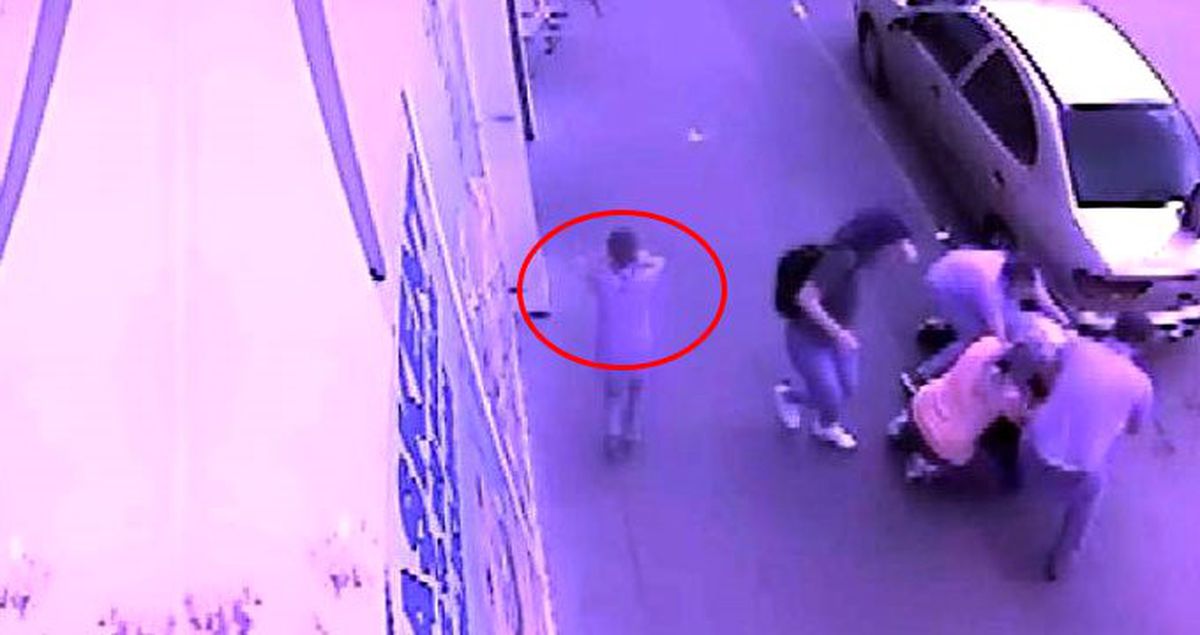 Barışma teklifini kabul etmeyen eski sevgilisini, oğlunun gözü önünde bıçakladı