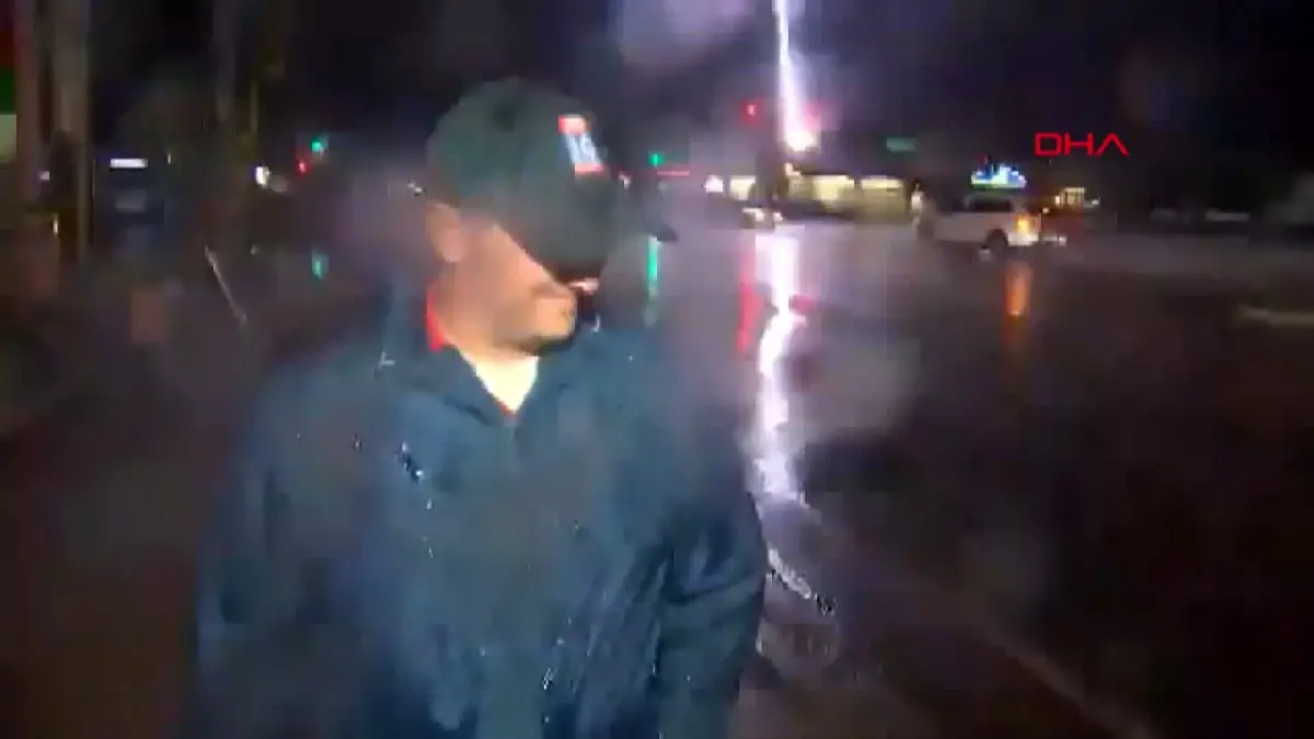 Canlı yayına hazırlanan muhabirin yanına yıldırım düştü