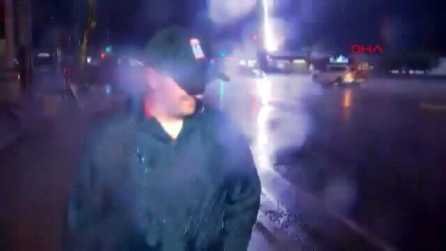 Canlı yayına hazırlanan muhabirin yanına yıldırım düştü