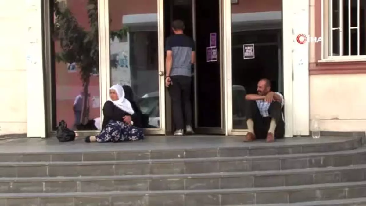 Çocuklarının dağa kaçırıldığını iddia eden aile, HDP önünde oturma eylemi başlattı