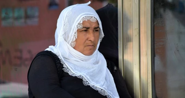 Çocuklarının dağa kaçırıldığını iddia eden bir aile daha HDP önünde oturma eylemi başlattı