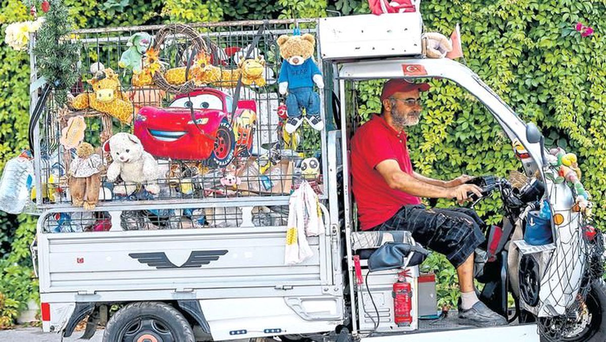 Çöpten bulduklarıyla hem çocukları hem de hayvanları sevindiriyor