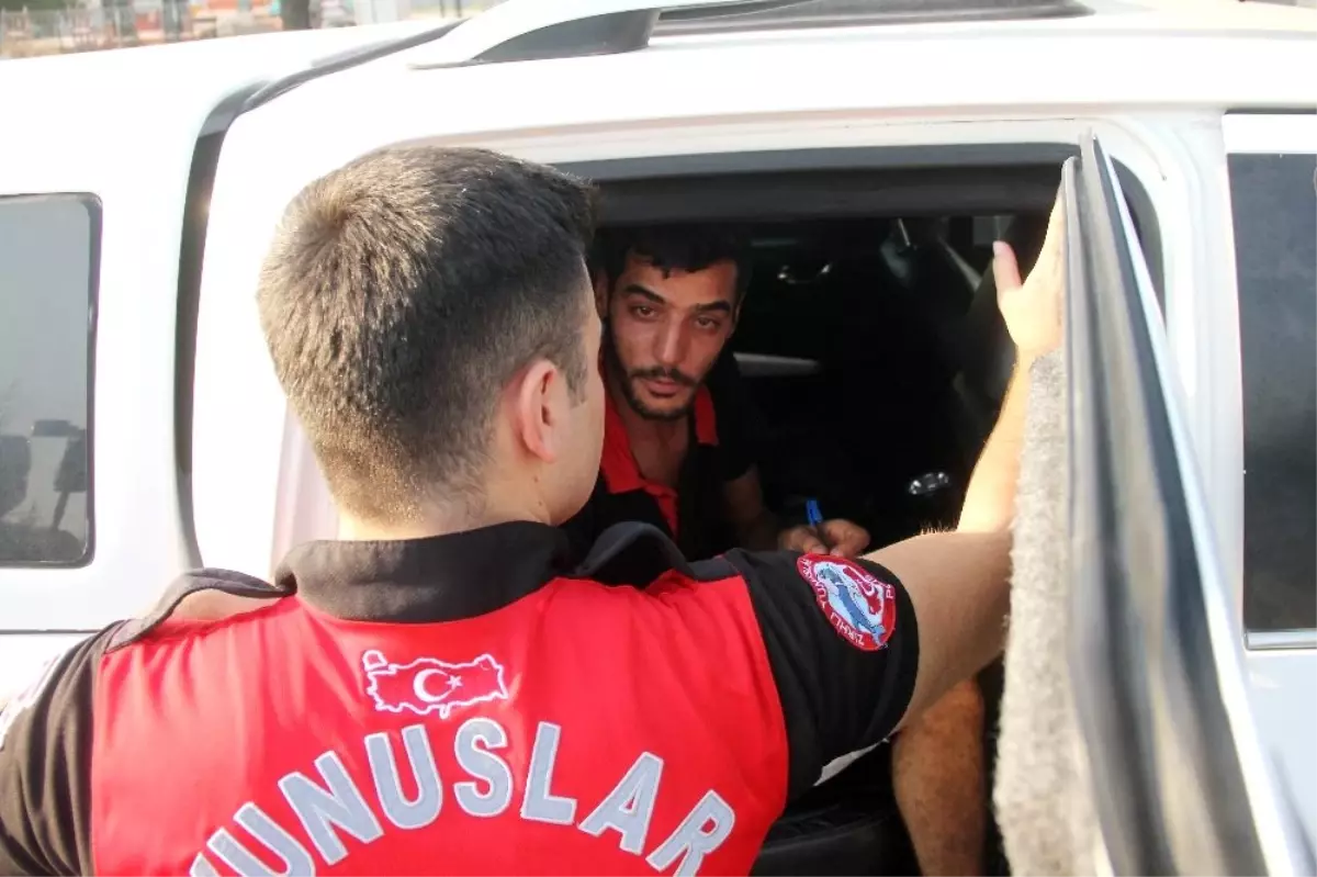 Eşiyle tartışan hamile kadın kendini otomobilden attı