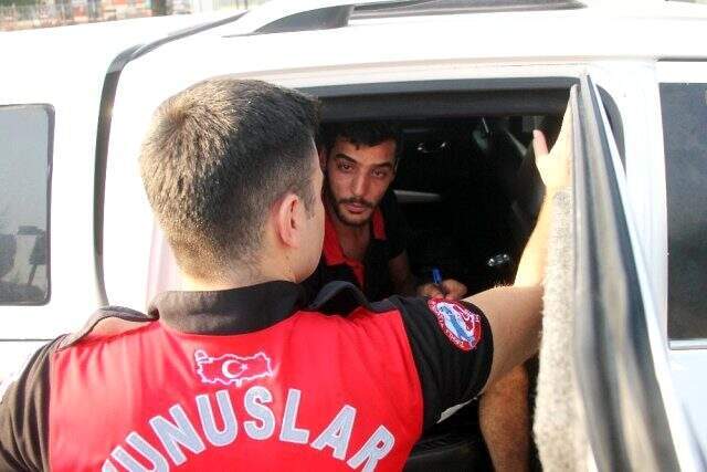 Eşiyle tartışan hamile kadın kendini otomobilden attı