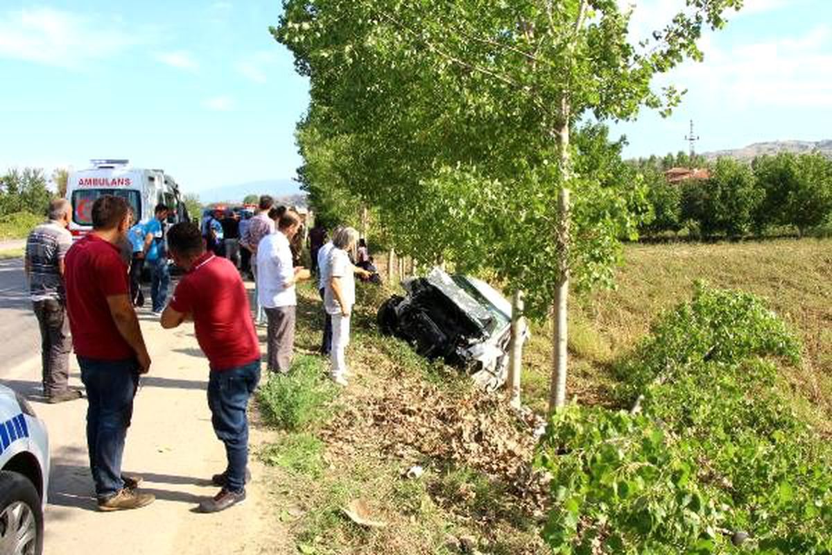 Hava almak için otomobilden inen anne ve kızlarına araba çarptı: Anne can verdi