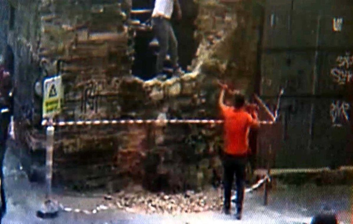 Karaköy'de Mimar Sinan tarafından yapılan 450 yıllık tarihi çeşmeyi levyeyle yıktılar