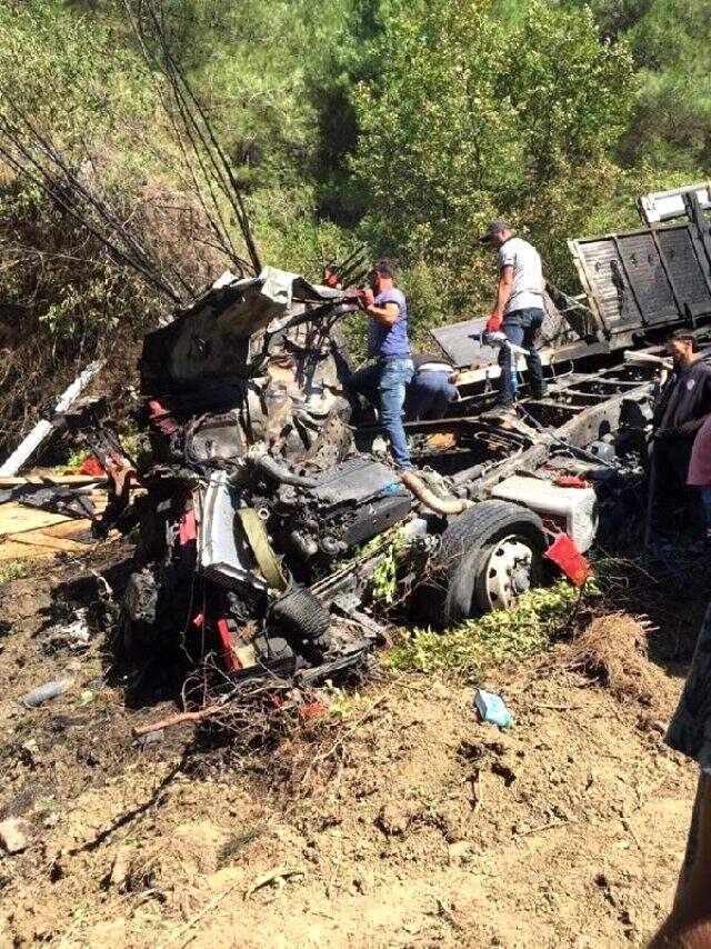 Kastamonu'da uçuruma yuvarlanan kamyonda 3 kişi yanarak hayatını kaybetti