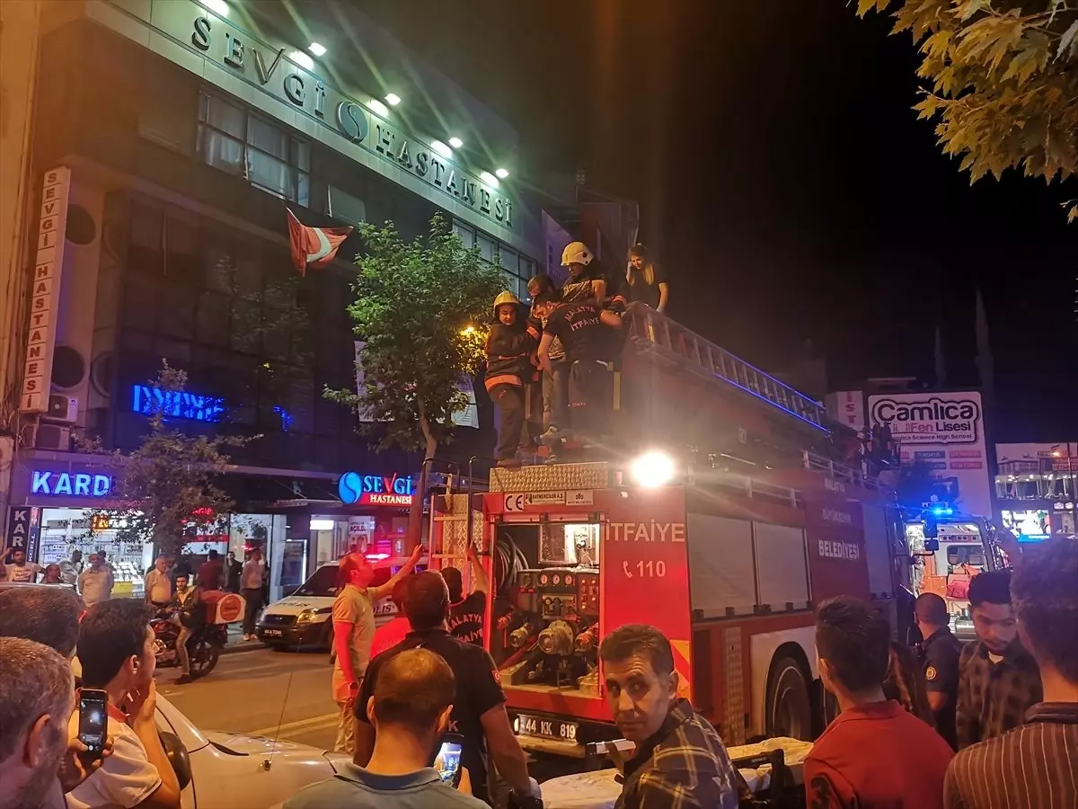 Kavgadan kaçarken alt kattaki balkona düştü