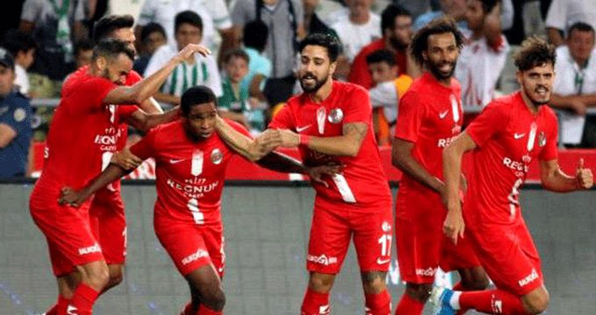 Kazandığı ilk parayla eski takım arkadaşlarına krampon aldı