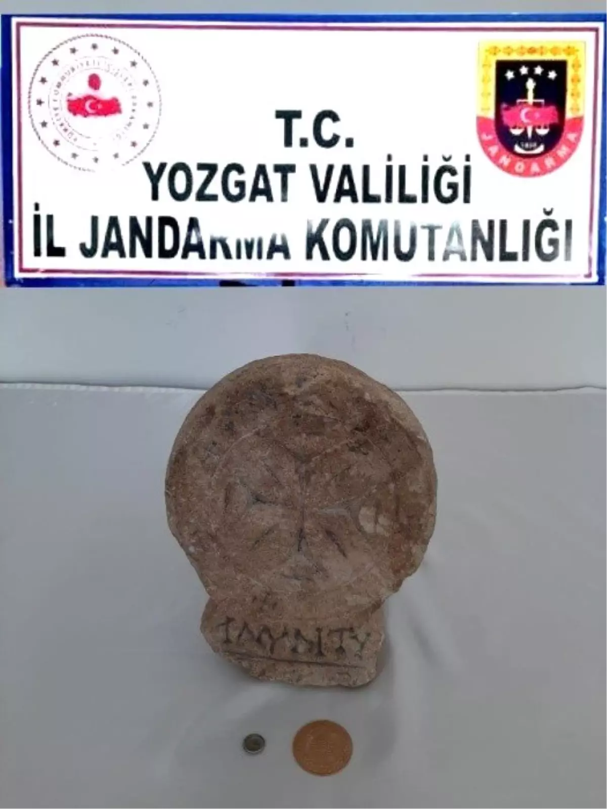 Mezar taşı ve sikke ele geçirildi