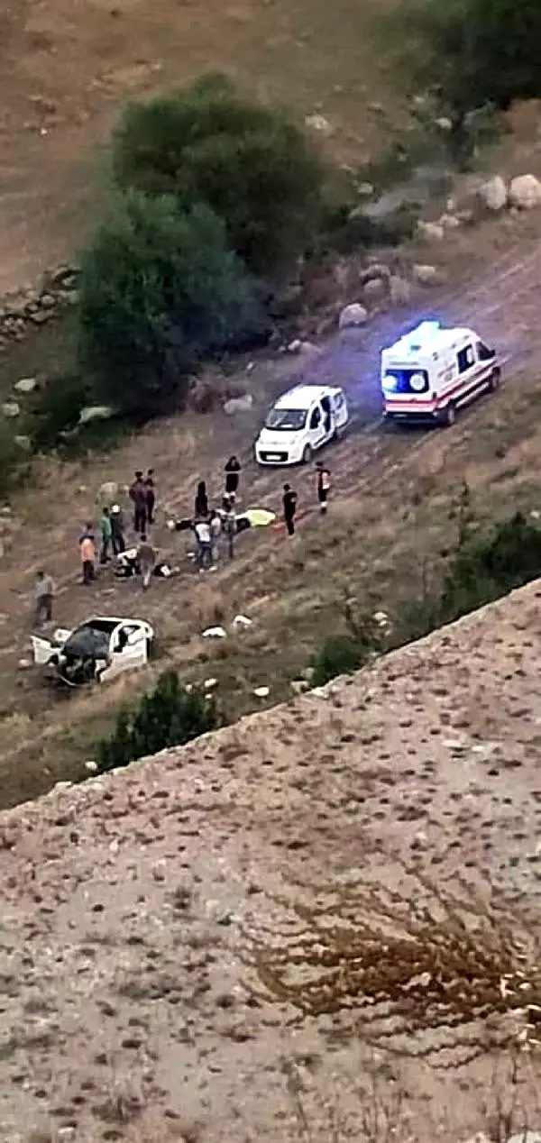 Otomobil 50 metrelik uçurumdan yuvarlandı: 1 ölü, 1 yaralı Otomobil 50 metrelik uçurumdan yuvarlandı: 1 ölü, 1 yaralı