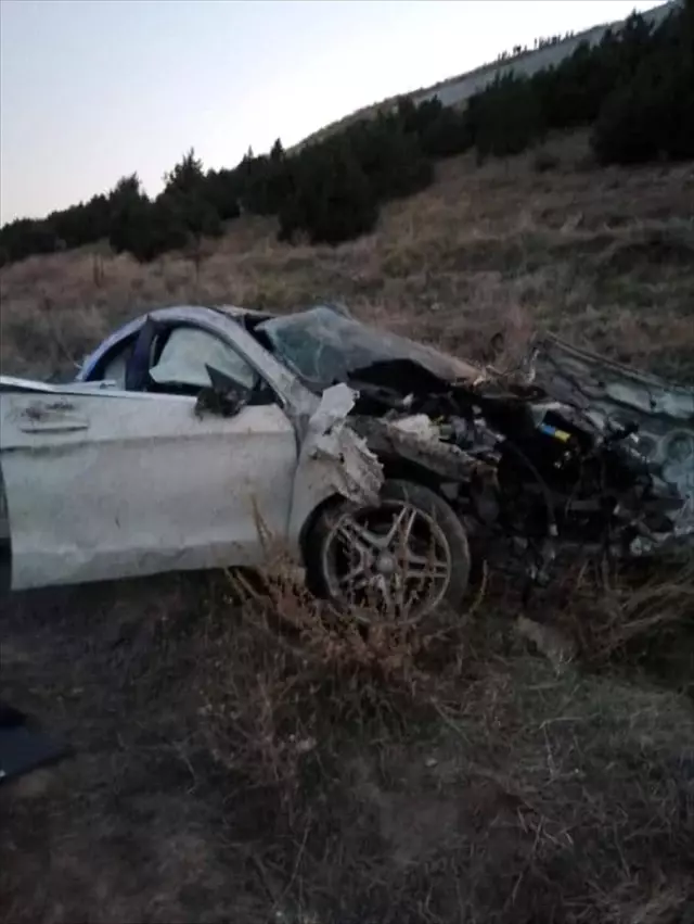 Otomobil uçuruma yuvarlandı: 1 ölü, 1 yaralı Otomobil uçuruma yuvarlandı: 1 ölü, 1 yaralı