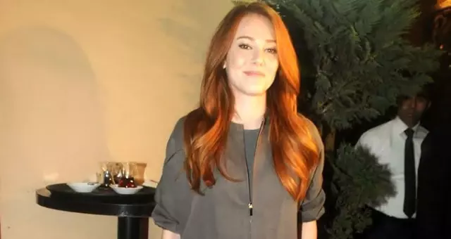 Oyuncu Elçin Sangu, arkadaşının düğününde şarkı söyleyip göbek attı