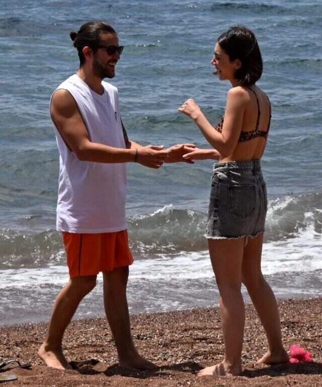 Oyuncu Fulya Zenginer, denizde sevgilisini öpücüklere boğdu