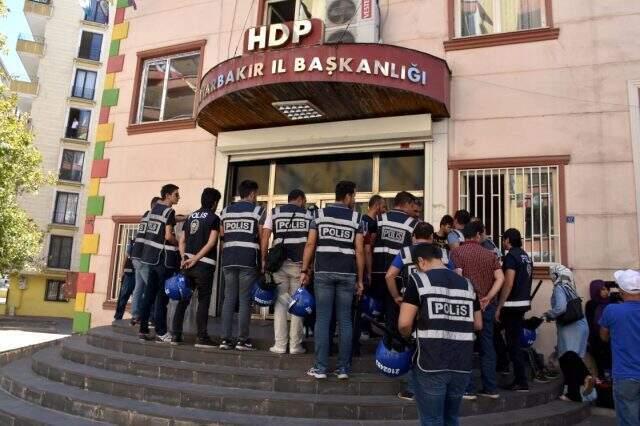Son Dakika: HDP Diyarbakır İl Başkanlığı önünde oturma eylemi yapan aile sayısı 4'e yükseldi