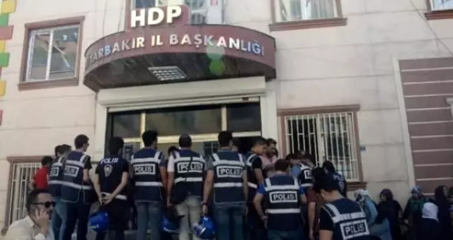 HDP Diyarbakır İl Başkanlığı önünde oturma eylemi yapan aile sayısı 4'e yükseldi HDP Diyarbakır İl Başkanlığı önünde oturma eylemi yapan aile sayısı 4'e yükseldi