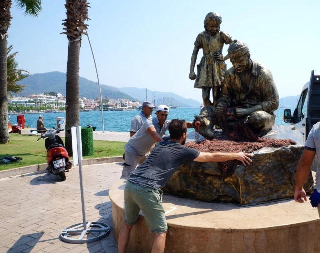 Balıkçı Dede ve Torunu'nun heykeli eski yerine monte edildi