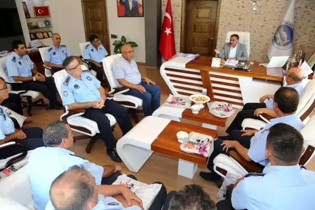 Başkan Cabbar, Zabıta Haftası'nı personeliyle kutladı Başkan Cabbar, Zabıta Haftası'nı personeliyle kutladı