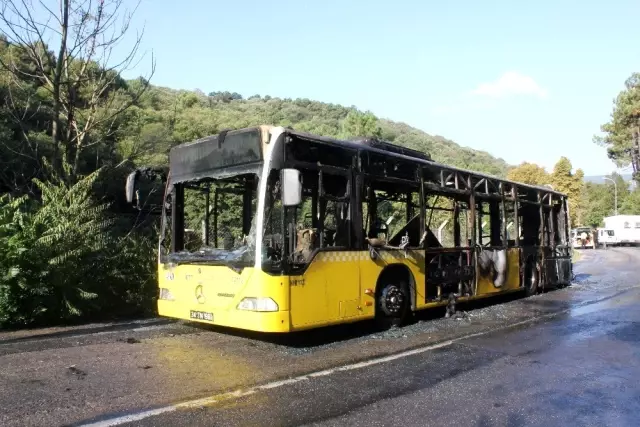 Beykoz'da İETT otobüsünün alev alev yandığı anlar kamerada Beykoz'da İETT otobüsünün alev alev yandığı anlar kamerada