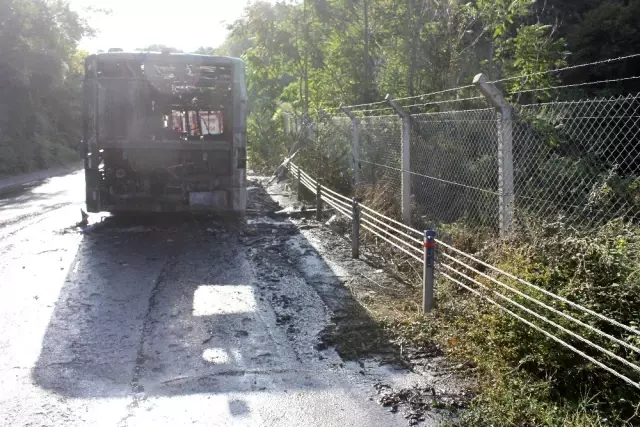 Beykoz'da İETT otobüsünün alev alev yandığı anlar kamerada Beykoz'da İETT otobüsünün alev alev yandığı anlar kamerada