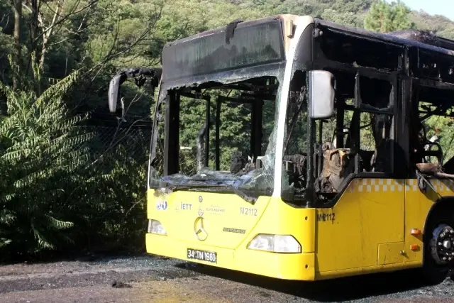 Beykoz'da İETT otobüsünün alev alev yandığı anlar kamerada Beykoz'da İETT otobüsünün alev alev yandığı anlar kamerada
