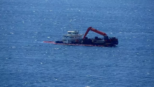 Bozcaada'da karaya oturan gemi kurtarıldı