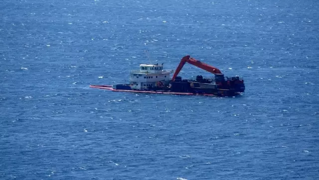Bozcaada'da karaya oturan gemi kurtarıldı