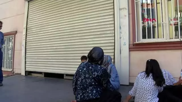 Çocuklarını isteyen ailelerin hdp önündeki oturma eylemi 2'nci gününde Çocuklarını isteyen ailelerin hdp önündeki oturma eylemi 2'nci gününde