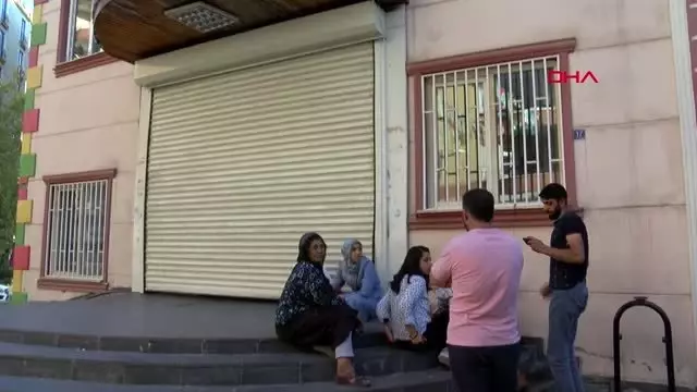 Çocuklarını isteyen ailelerin hdp önündeki oturma eylemi 2'nci gününde Çocuklarını isteyen ailelerin hdp önündeki oturma eylemi 2'nci gününde