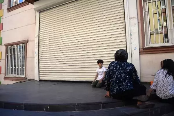 Çocuklarını isteyen ailelerin hdp önündeki oturma eylemi 2'nci gününde (4) Çocuklarını isteyen ailelerin hdp önündeki oturma eylemi 2'nci gününde (4)