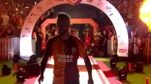 Galatasaray'da görkemli imza töreni (1)