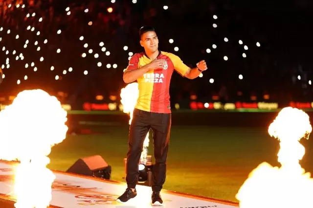 Galatasaray'dan Türk Telekom Stadyumu'nda imza şov