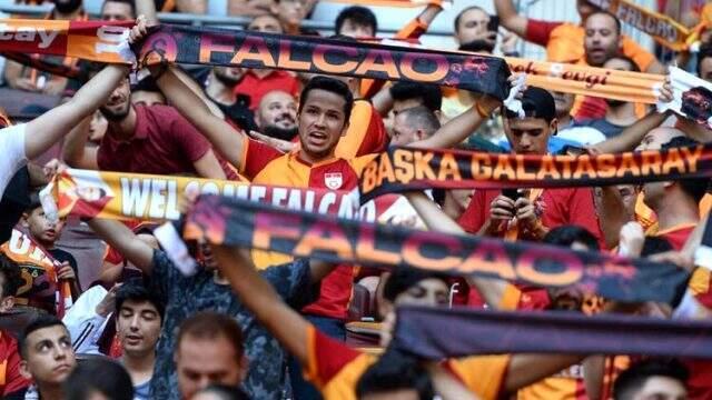 Galatasaraylıların merakla beklediği Radamel Falcao'nun imza töreni başladı