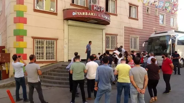 HDP önünde eylem yapan aile sayısı 4'e yükseldi HDP önünde eylem yapan aile sayısı 4'e yükseldi