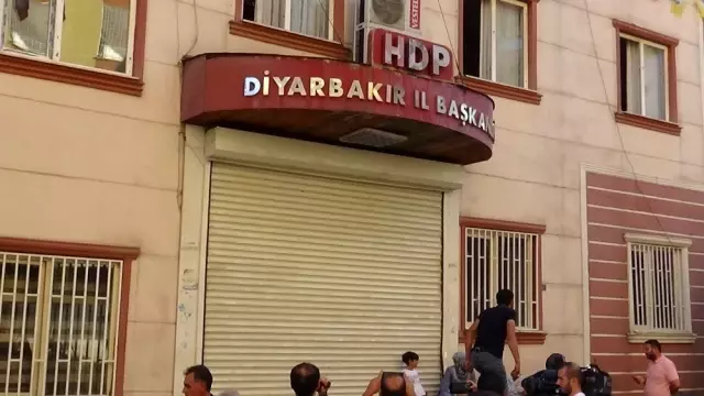 HDP önünde eylem yapan aile sayısı 4'e yükseldi HDP önünde eylem yapan aile sayısı 4'e yükseldi