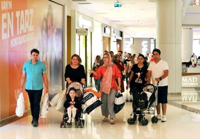 İranlı turistler kuyruk oldu, esnafın yüzü güldü