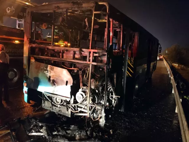 İstanbul'da özel halk otobüsü alev alev yandı! İstanbul'da özel halk otobüsü alev alev yandı!
